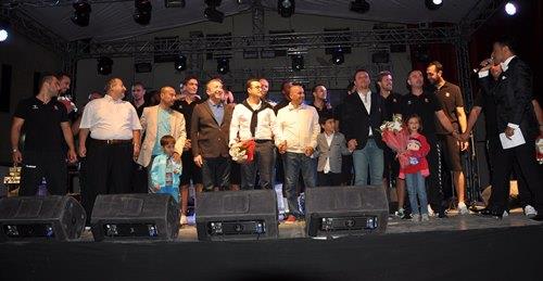 UŞAK SPORTİFLİ BASKETBOLCULAR, UŞAKLILARLA BİR ARAYA GELDİ