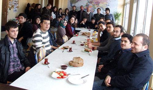 UŞAKLILAR VAKFINDA KAHVALTILI BURS DAĞITIMI