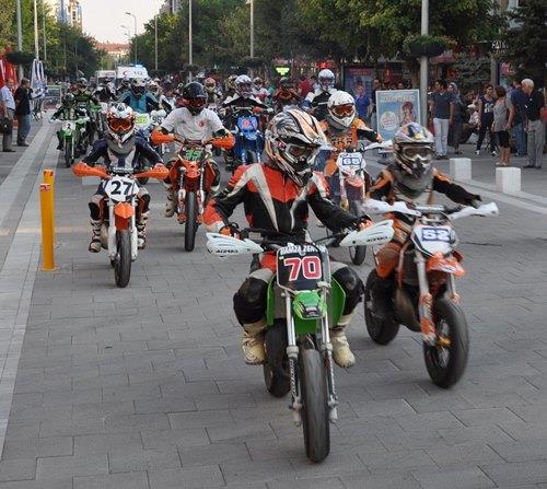 BÜYÜK YARIŞ ÖNCESİ UŞAK CADDELERİNDE MOTOR SHOW