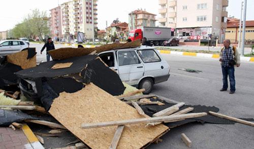 UŞAKTA FIRTINA ÇATILARI UÇURDU