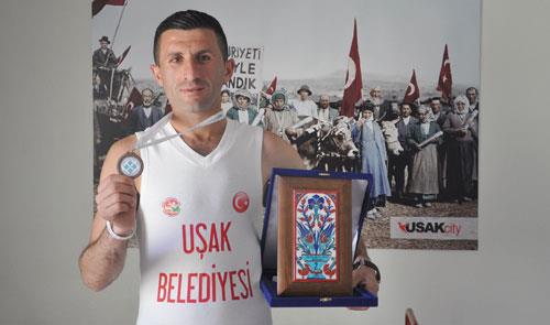 AKIN YENİCELİ UŞAKA YENİ BİR ZAFER KAZANDIRDI