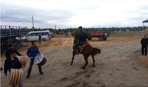UŞAKTA CİRİT ATININ OYUNU HAYRAN BIRAKIYOR
