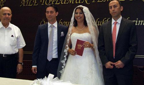 UŞAKLI DOÇ.DR. ÖZLEM KARAHAN İSTANBULDA EVLENDİ