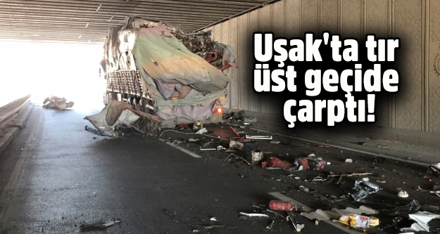 Uşak'ta Tır Üst Geçide Çarptı