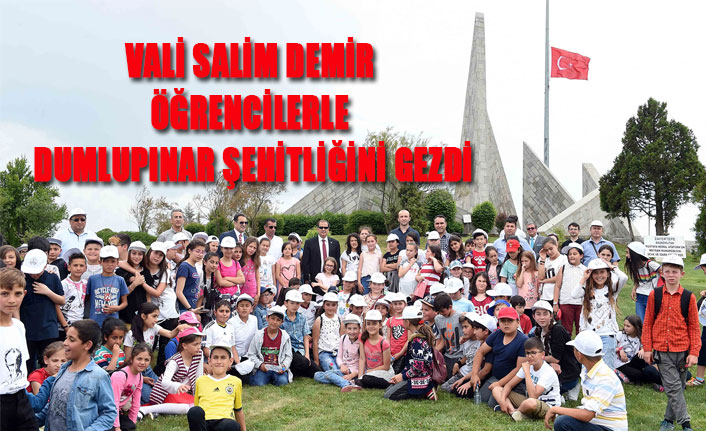 VALİ SALİM DEMİR ÖĞRENCİLERLE DUMLUPINAR ŞEHİTLİĞİNİ GEZDİ