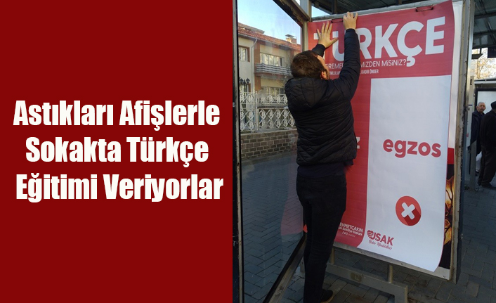 Astıkları afişlerle sokakta Türkçe eğitimi veriyorlar