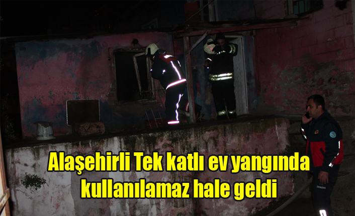 Alaşehir'de Tek katlı ev çıkan yangında kullanılamaz hale geldi