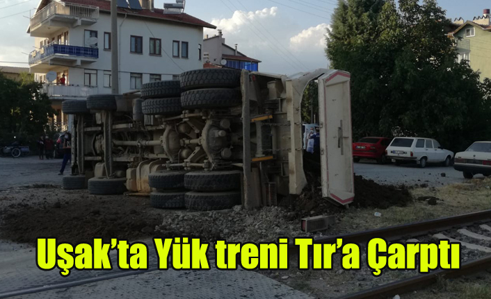 Uşak'ta Yük Treni Tır'a Çarptı