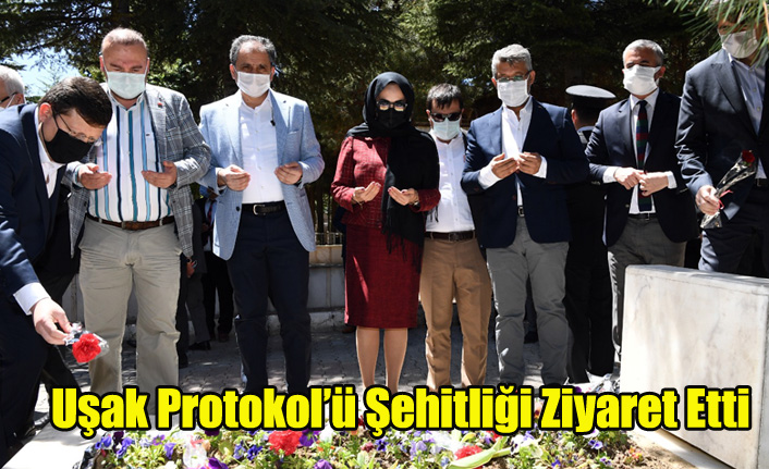Uşak'ta Protokol Şehitleri Ziyaret Etti