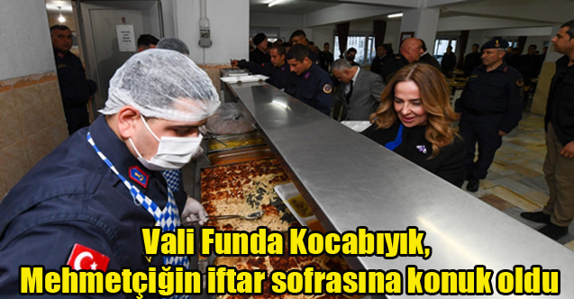 Vali Funda Kocabıyık, Mehmetçiğin iftar sofrasına konuk oldu