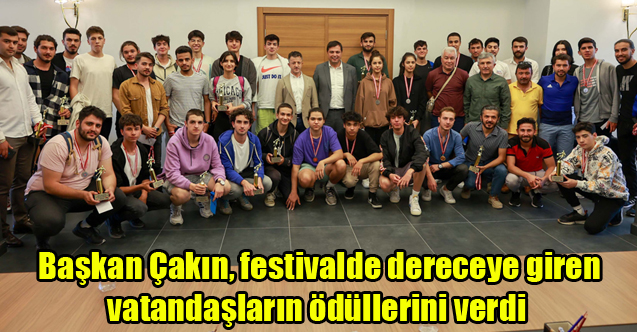 Başkan Çakın, festivalde dereceye giren vatandaşların ödüllerini verdi