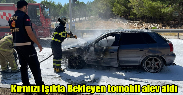 UŞAK'TA KIRMIZI IŞIKTA BEKLEYEN OTOMOBİL DE YANGIN ÇIKTI
