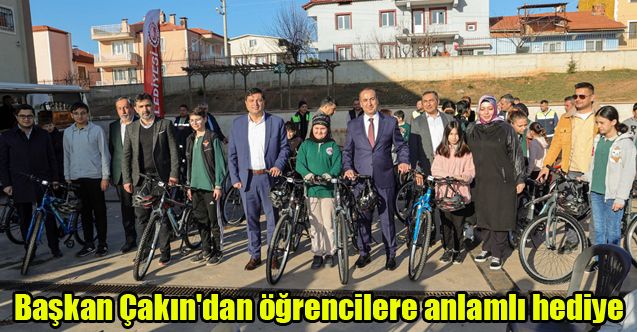 Başkan Çakın'dan öğrencilere anlamlı hediye