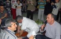 EYNAL`DA MÜŞTERİLERE ÇİĞ KÖFTELİ EĞLENCE PARTİSİ