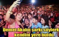 Demet Akalın şarkı söylerken kendini yere buldu