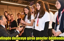 Bowlingde dereceye giren gençler ödüllendirildi