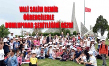 VALİ SALİM DEMİR ÖĞRENCİLERLE DUMLUPINAR ŞEHİTLİĞİNİ GEZDİ