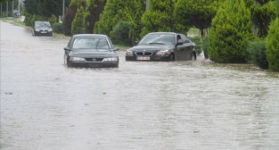 UŞAK´TA YAĞMUR HAYATI FELÇ ETTİ