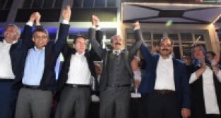 UŞAK AK PARTİ'DE BÜYÜK COŞKU