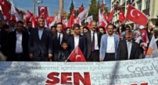 AK PARTİ, UŞAK’TA 5 BİN KİŞİYLE İSTİKRAR YÜRÜYÜŞÜ YAPTI