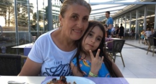 Kendi özlemini unuttu anneannesini teselli etti 