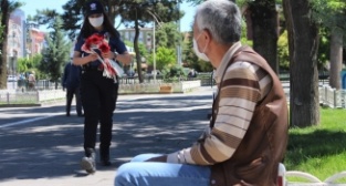 Polisler yaşlılara çifte bayram yaşattı