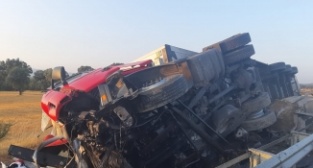 Orta refüjde direğe çarpan tır yan yattı trafik kilitlendi