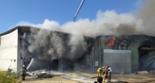 UŞAK'TA FABRİKA YANGINI 6 SAATTE KONTROL ALTINA ALINABİLDİ