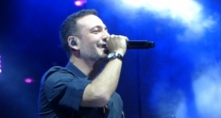 Çiçeği burnunda yeni evli Oğuzhan Koç, balayını bırakıp Uşak’ta konser verdi 