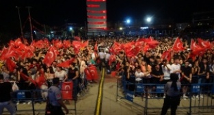 Uşak’ın kurtuluşunun 100.yılında yıldız isimler sahne aldı 