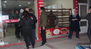 Alaşehir'de Ekmek ve gıda alma telaşı sosyal mesafeyi unutturdu