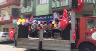 Alaşehirliler bayramı balkonlarından kutladı 