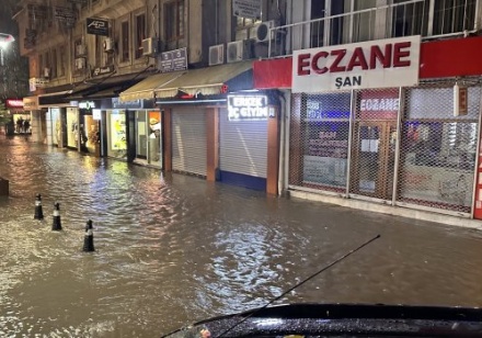 Uşak’ta yağmur ve dolu etkili oldu, Yağmur sonrası yollar göle döndü