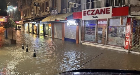 Uşak’ta yağmur ve dolu etkili oldu, Yağmur sonrası yollar göle döndü