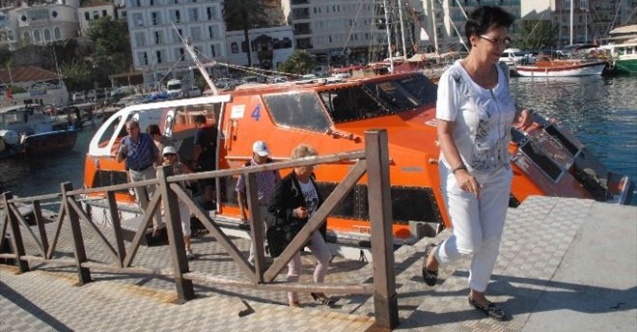 İskele Olmayınca Turistler Filikalarla Taşınıyor