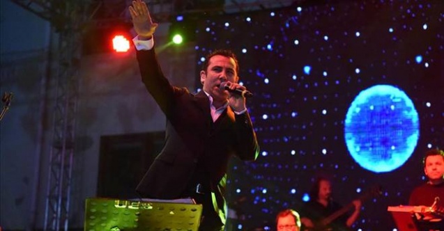 UŞAK`TA ON BİNLER FERHAT GÖÇER İLE COŞTU