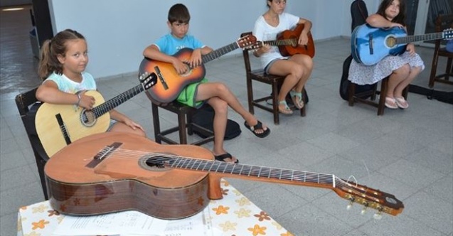Yeni Foçada Öğrencilere Gitar Kursu