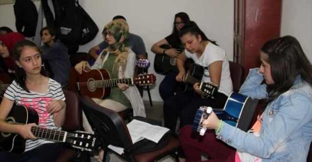 Nevşehirde Gitar Eğitimi Büyük İlgi Görüyor