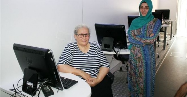 Ev Hanımları Bilgisayar Kullanmayı Öğreniyor
