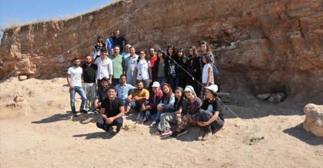Kalehöyük Arkeolojik Kazı Ekibi Höyük Alanlarında İncelemeler Yapıyor