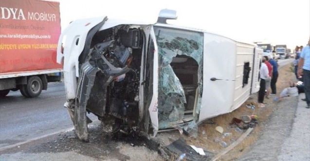 Minibüs Otomobile Çarptı: 9 Yaralı