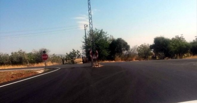 Yol Ortasındaki Direk Faciaya Davetiye Çıkarıyor