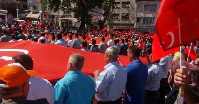 Bayrağını Kapan Meydana Koştu