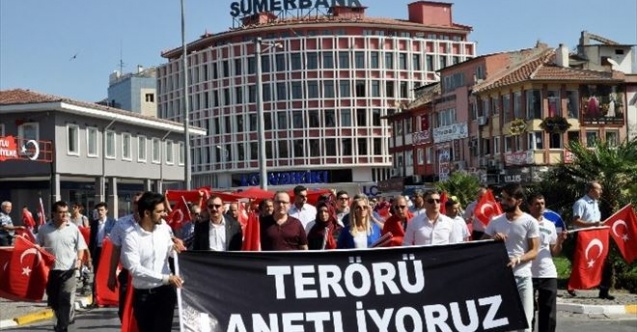 AK Parti Türk Bayrağı Dağıttı