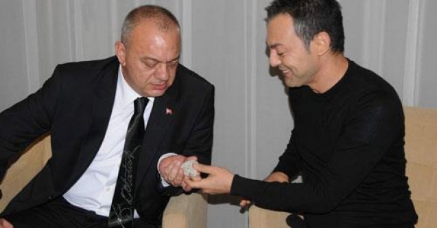 Serdar Ortaç Kendisine Atılan Taşı Gösterdi