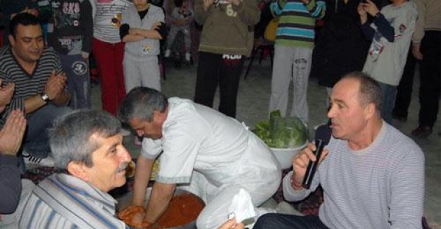 EYNAL`DA MÜŞTERİLERE ÇİĞ KÖFTELİ EĞLENCE PARTİSİ