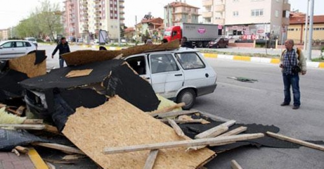 UŞAKTA FIRTINA ÇATILARI UÇURDU