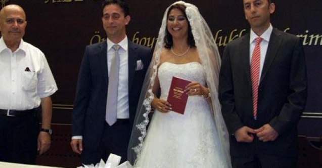 UŞAKLI DOÇ.DR. ÖZLEM KARAHAN İSTANBULDA EVLENDİ