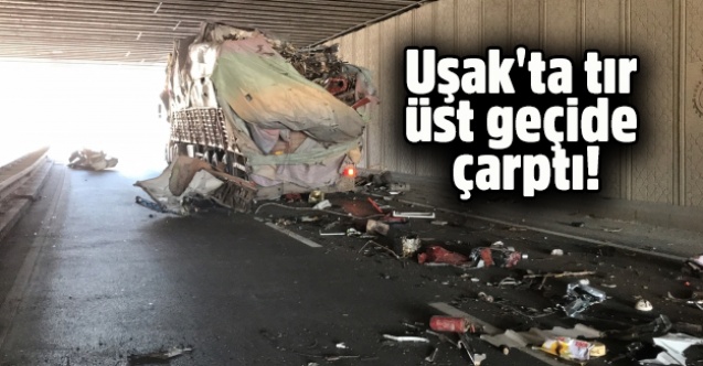 Uşak#039;ta Tır Üst Geçide Çarptı