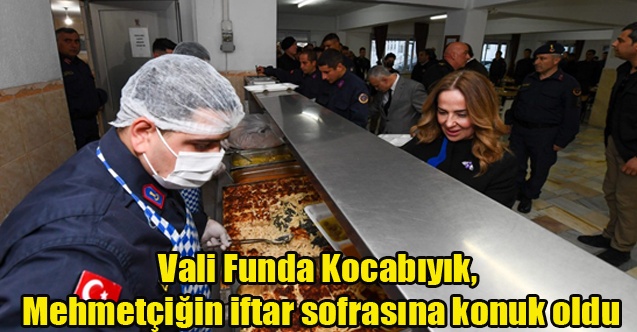 Vali Funda Kocabıyık, Mehmetçiğin iftar sofrasına konuk oldu